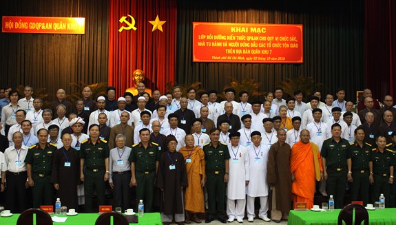 Các đại biểu dự lớp bồi dưỡng kiến thức quốc phòng an ninh chụp ảnh lưu niệm.